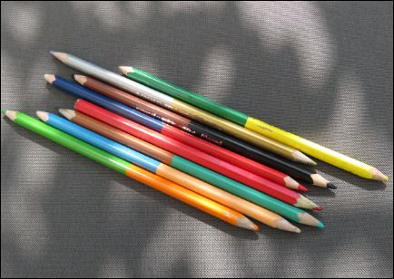 Buntstifte mit zwei Farben in einem Stift. 
