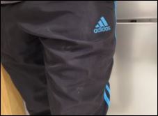 Eine Trainingshose der Marke Adidas