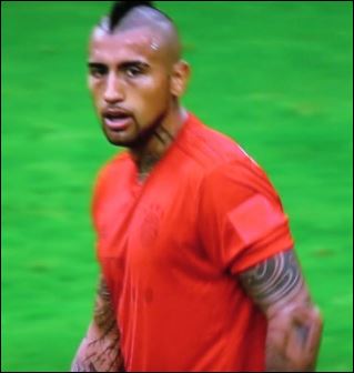 Aturo Vidal im neuen FB Bayern Ocan Platik Müll Trikot 